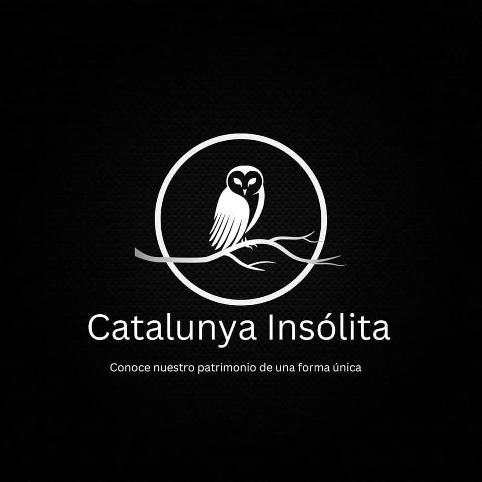 Logo de Catalunya Misteriosa, tiene una lechuza y el nombre de la marca abajo